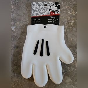 NWT Disney Mickey Mouse silicone oven mitt